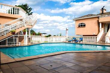 تختخواب و صبحانه Ekupholeni Garden Villas
