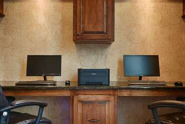 هتل Best Western Plus Southpark Inn & Suites