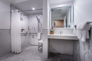 Beverly Hills Plaza Hotel & Spa