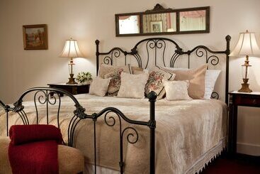 Hotel Brook Farm Inn