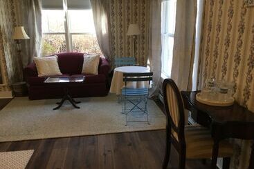 Hotel Brook Farm Inn