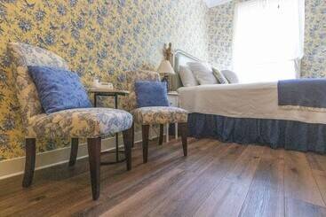 Hotel Brook Farm Inn