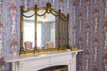 Hotel Brook Farm Inn