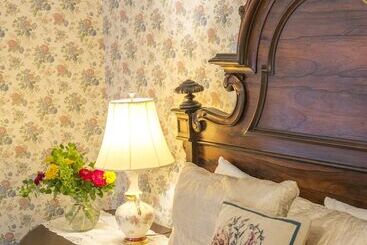 Hotel Brook Farm Inn