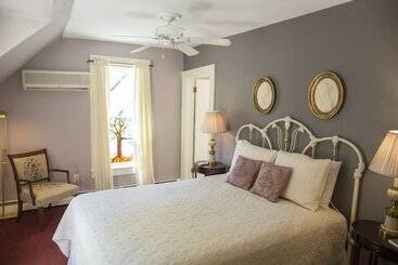 Hotel Brook Farm Inn