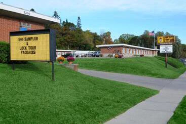 هتل Budget Host Crestview Inn