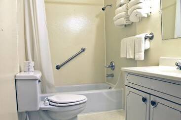هتل Budget Host Crestview Inn