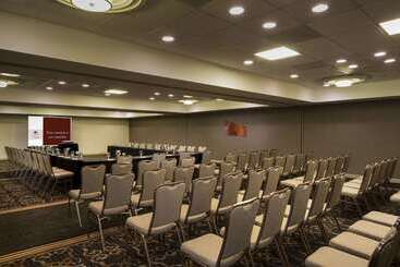 هتل Doubletree By Hilton Raleigh  Brownstone  University
