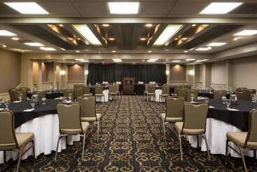 هتل Doubletree By Hilton Raleigh  Brownstone  University