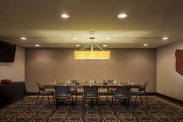 هتل Doubletree By Hilton Raleigh  Brownstone  University