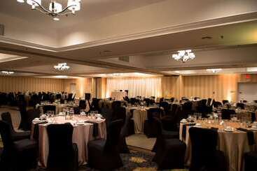 هتل Doubletree By Hilton Raleigh  Brownstone  University