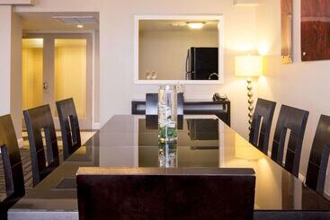 هتل Doubletree By Hilton Raleigh  Brownstone  University