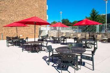 هتل Doubletree By Hilton Raleigh  Brownstone  University