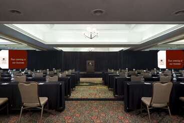 هتل Doubletree By Hilton Raleigh  Brownstone  University
