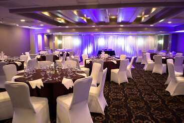 هتل Doubletree By Hilton Raleigh  Brownstone  University