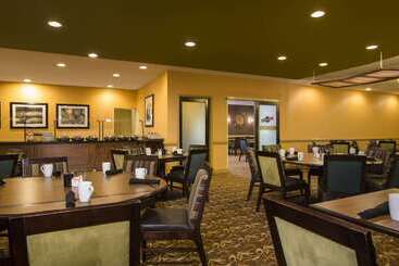 هتل Doubletree By Hilton Raleigh  Brownstone  University