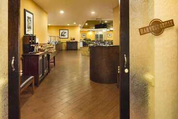 هتل Doubletree By Hilton Raleigh  Brownstone  University