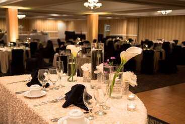 هتل Doubletree By Hilton Raleigh  Brownstone  University