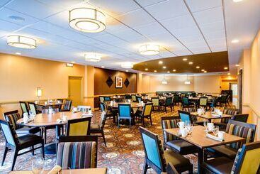 هتل Doubletree By Hilton Raleigh  Brownstone  University