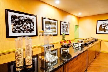 هتل Doubletree By Hilton Raleigh Brownstone University