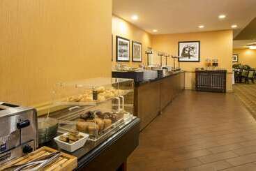 هتل Doubletree By Hilton Raleigh  Brownstone  University