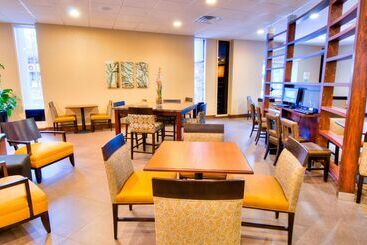 هتل Doubletree By Hilton Raleigh  Brownstone  University
