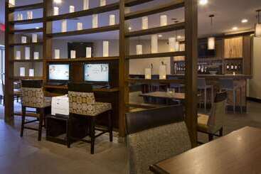 هتل Doubletree By Hilton Raleigh  Brownstone  University