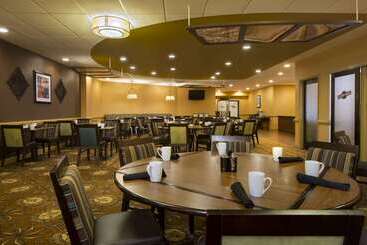 هتل Doubletree By Hilton Raleigh  Brownstone  University