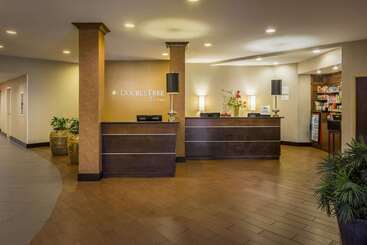 هتل Doubletree By Hilton Raleigh  Brownstone  University