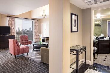 هتل Doubletree By Hilton Raleigh  Brownstone  University