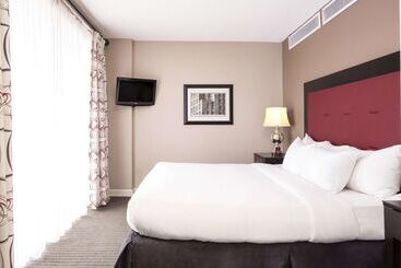 هتل Doubletree By Hilton Raleigh  Brownstone  University