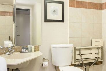 هتل Doubletree By Hilton Raleigh  Brownstone  University