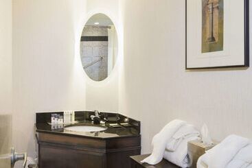 هتل Doubletree By Hilton Raleigh  Brownstone  University