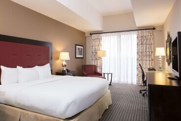 هتل Doubletree By Hilton Raleigh  Brownstone  University
