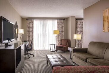 هتل Doubletree By Hilton Raleigh  Brownstone  University