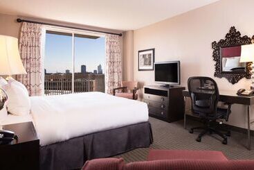 هتل Doubletree By Hilton Raleigh  Brownstone  University