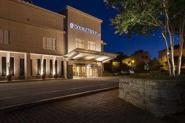 هتل Doubletree By Hilton Raleigh  Brownstone  University