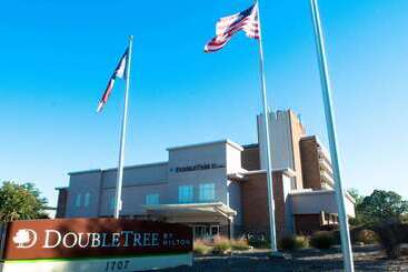 هتل Doubletree By Hilton Raleigh  Brownstone  University