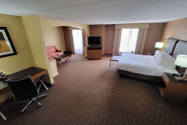 هتل Wingate By Wyndham Greensboro Coliseum