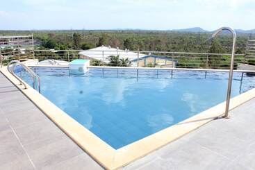 هتل Alegria Whitehouse Mambakkam