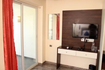 هتل Alegria Whitehouse Mambakkam