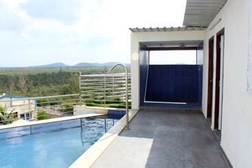 هتل Alegria Whitehouse Mambakkam
