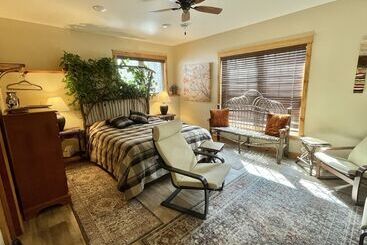 تختخواب و صبحانه Inn At The River