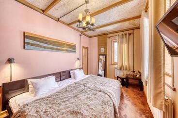 هتل Alpine Castle