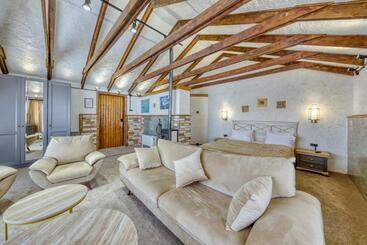 هتل Alpine Castle