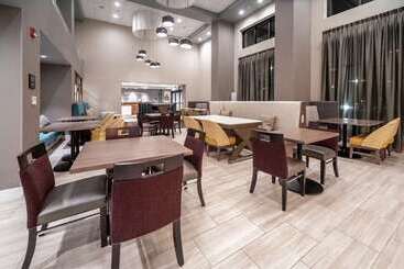 هتل Hampton Inn & Suites Santa Maria