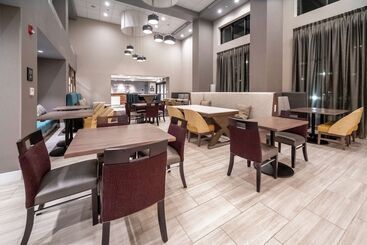 هتل Hampton Inn & Suites Santa Maria