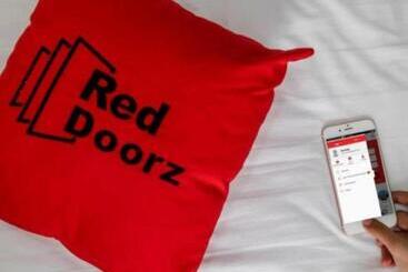 پانسیون Reddoorz Plus Near Syamsudin Noor Airport 3
