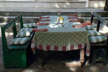 هتل Cafe Felix & Old Oak Manor