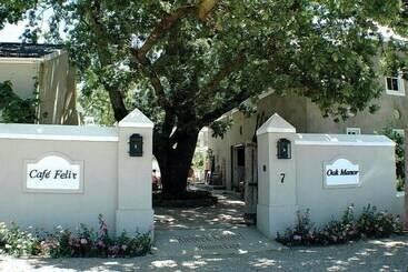 هتل Cafe Felix & Old Oak Manor